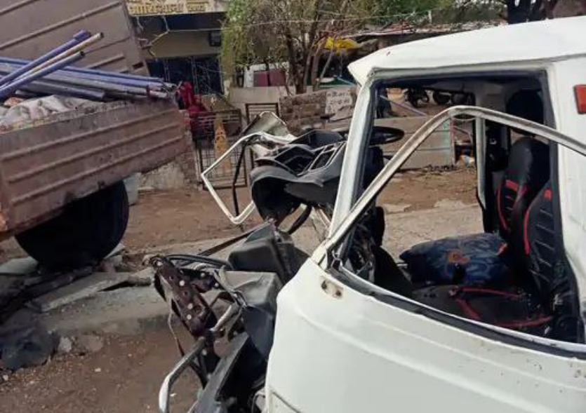 तीन परिजनों की मौत, चार गंभीर, ट्रेक्टर- ट्राली में जा घुसी तेज रफ़्तार कार