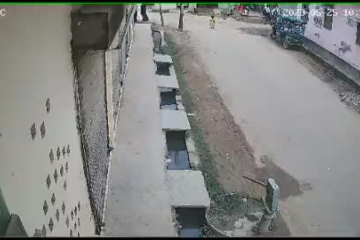 गोरखुर में दिखा कुदरत का करिश्मा, कार के नीचे आई मासूम, फिर जो हुआ देखकर चौंक
जाएंगे