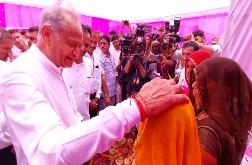 मुख्यमंत्री गहलोत ने डीडवाना-कुचामन जिले के मौलासर पहुंचकर यों रखा सिर मदद का
हाथ, देखें Video