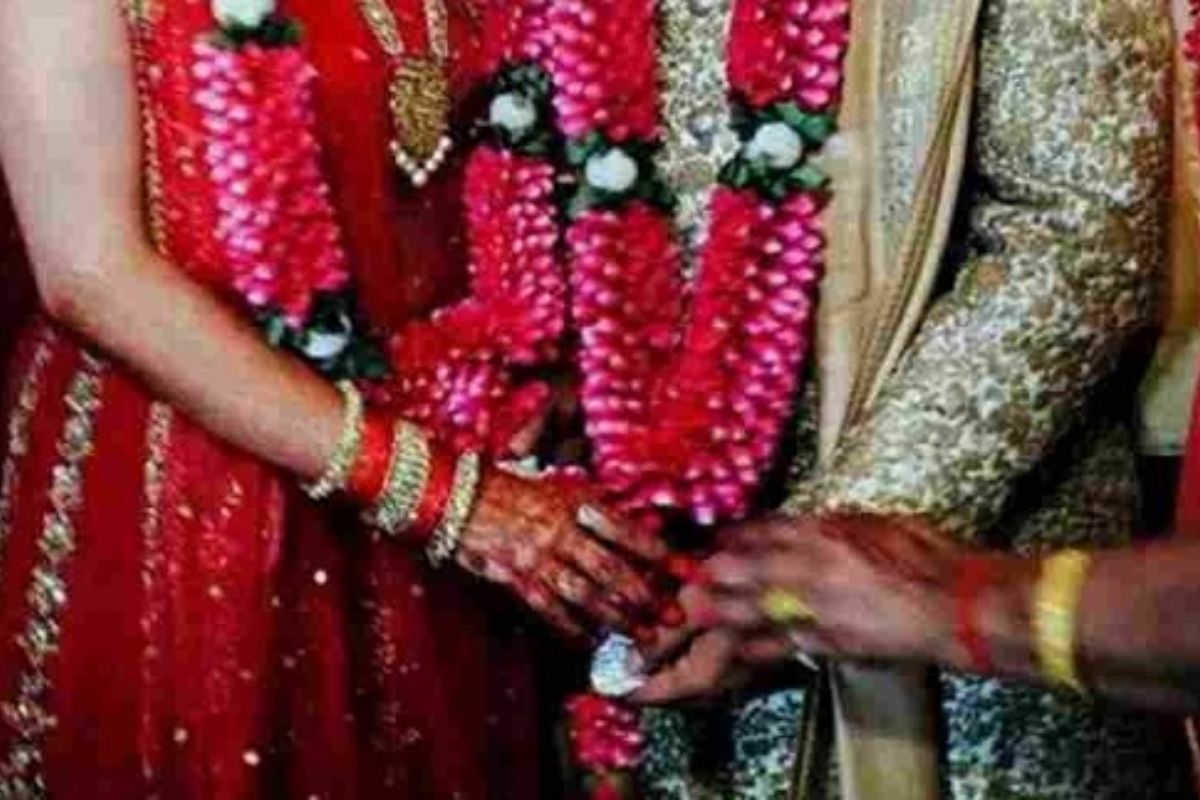 Hapur News: एकतरफा प्यार में मजनूं ने दूल्हे को दी थी धमकी, फिर शादी से ठीक पहले
दूल्हे ने मचा दिया कोहराम