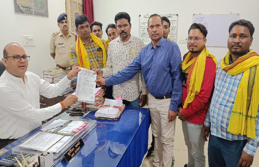 सर्व आदिवासी समाज ने 23 सूत्रीय मांगों को लेकर सौंपा ज्ञापन