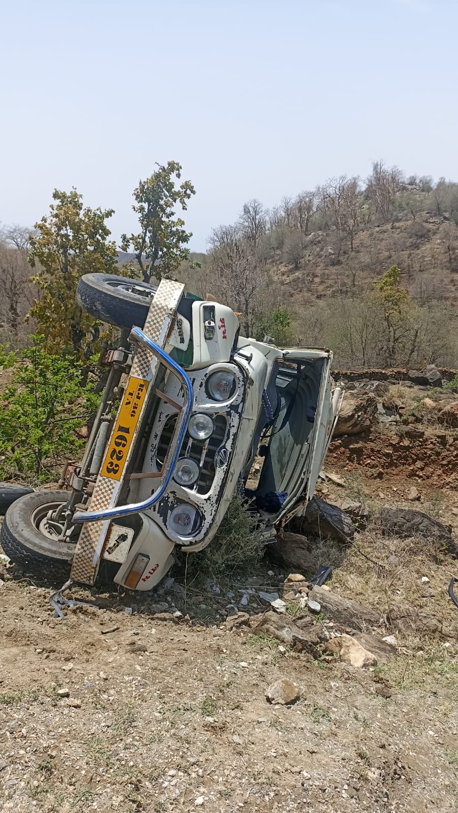 मायरा लेकर जा रही जीप पलटी