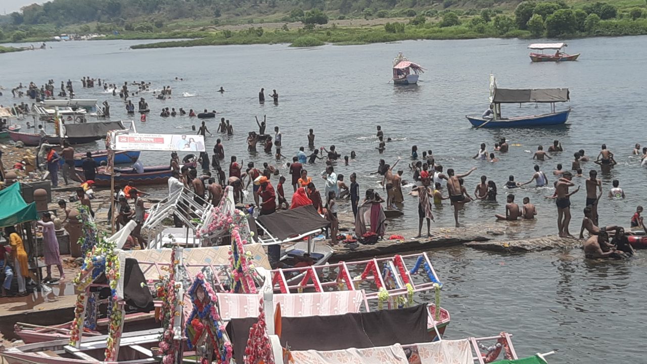 गंगा दशहरा : नर्मदा तटों पर उमड़े श्रद्धालू, लगाई पुण्य की डुबकी, देखें वीडियो