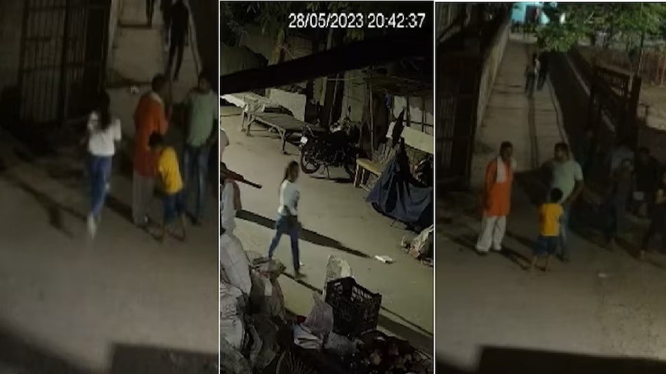 Sakshi New Video: सफेद टॉप और नीली जींस में दिखी साक्षी, हत्या से 2 मिनट पहले
क्या कर रही थी साक्षी, देखें वीडियो