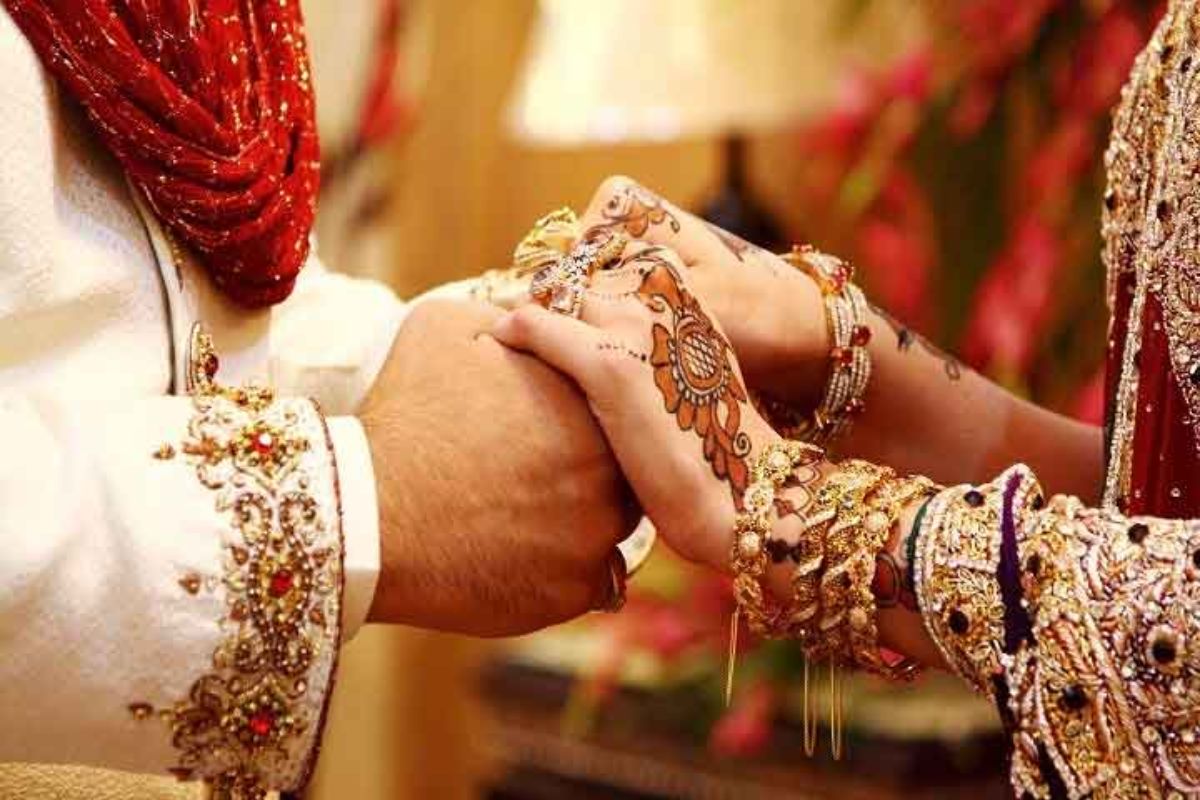 Hapur News: हापुड़ में युवती ने युवक का धर्मपरिवर्तन कराया, बेटा होने के बाद
संपत्ति में मांगा हिस्सा, फिर मां-बेटे में…