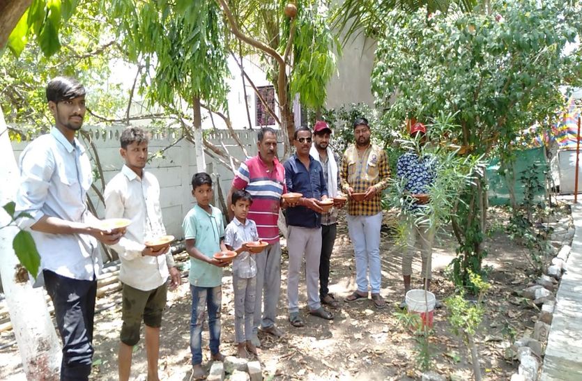 Watch video: पत्रिका पक्षी मित्र अभियान: रत्नेश्वर में पक्षियों के लिए दाना-पानी
की व्यवस्था