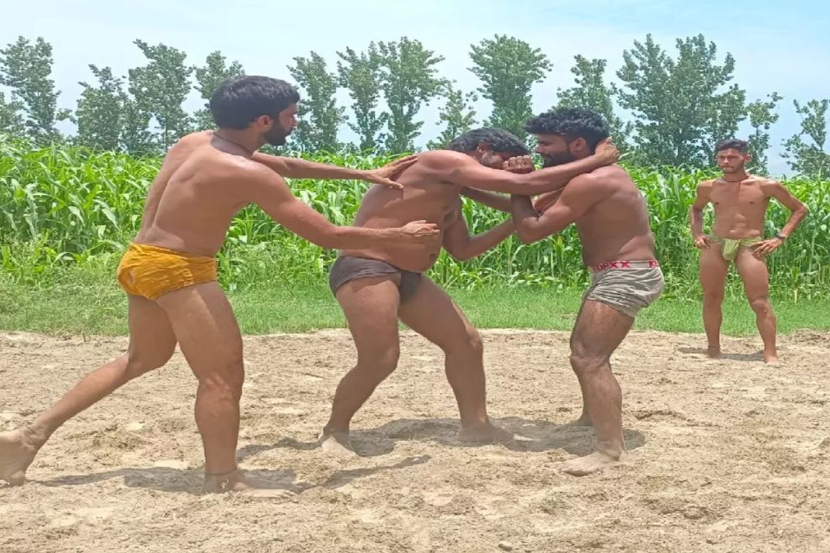 Wrestlers Village of UP: विदेशों में भी पहलवानी की छाप छोड़ चुका है यूपी का ये
गांव, हर घर में है एक पहलवान, 70 साल पहले क्यों पड़ी परंपरा?