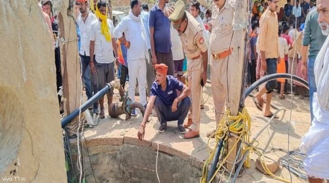 एक कॉल…और मां ने अपने तीन बच्चों को कुएं में फेंका, फिर बैठकर करती रही बच्चों की
मौत का इंतजार