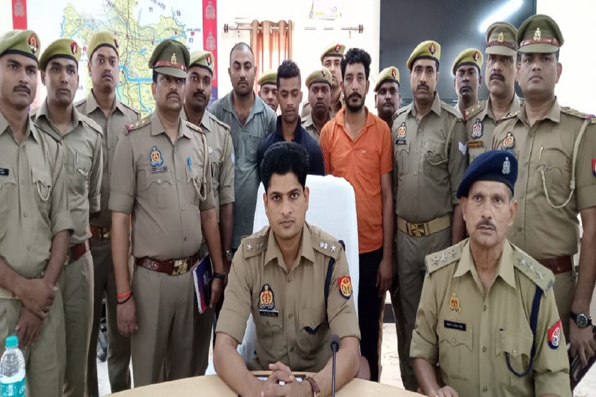 Sonbhadra video: बिहार जा रही दो करोड़ की विदेशी शराब बरामद, तीन अंतर्राज्जीय
तस्कर गिरफ्तार,एसपी का खुलासा, देखें वीडियो