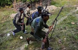 Naxal Attack : नक्सलियों ने जवानों को बनाया निशाना, प्रेशर IED की चपेट में आने
से 2 जवान घायल - image