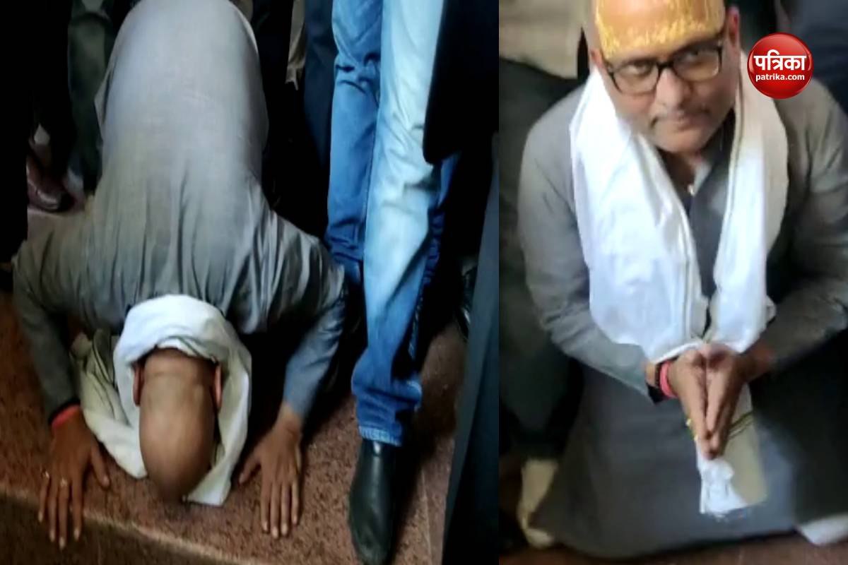 Video: मुख्तार को उम्रकैद होते ही अजय राय ने कोर्ट के सामने टेका माथा, लोगों के
कहा- हर हर महादेव