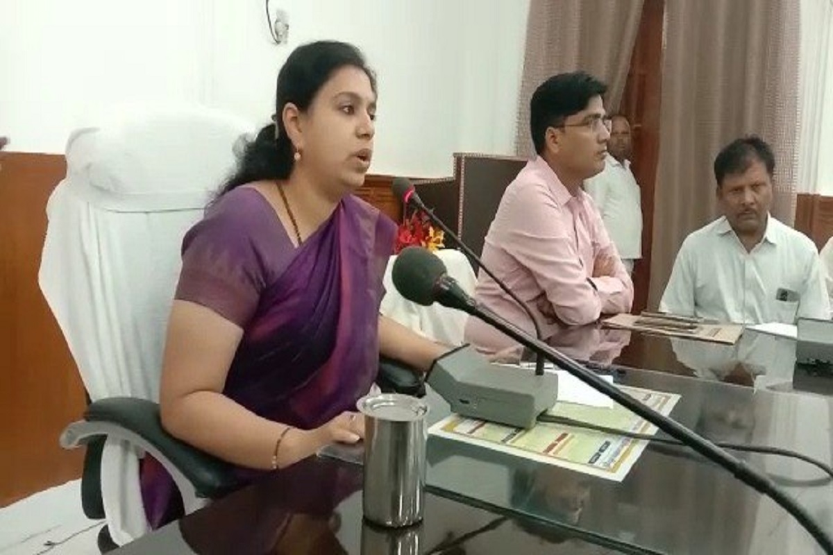 Mirzapur News: तहसीलदार, नायब तहसीलदार समेत 14 पर डीएम ने दर्ज कराया ज़मीन हड़पने
का मुकदमा, मचा हड़कंप