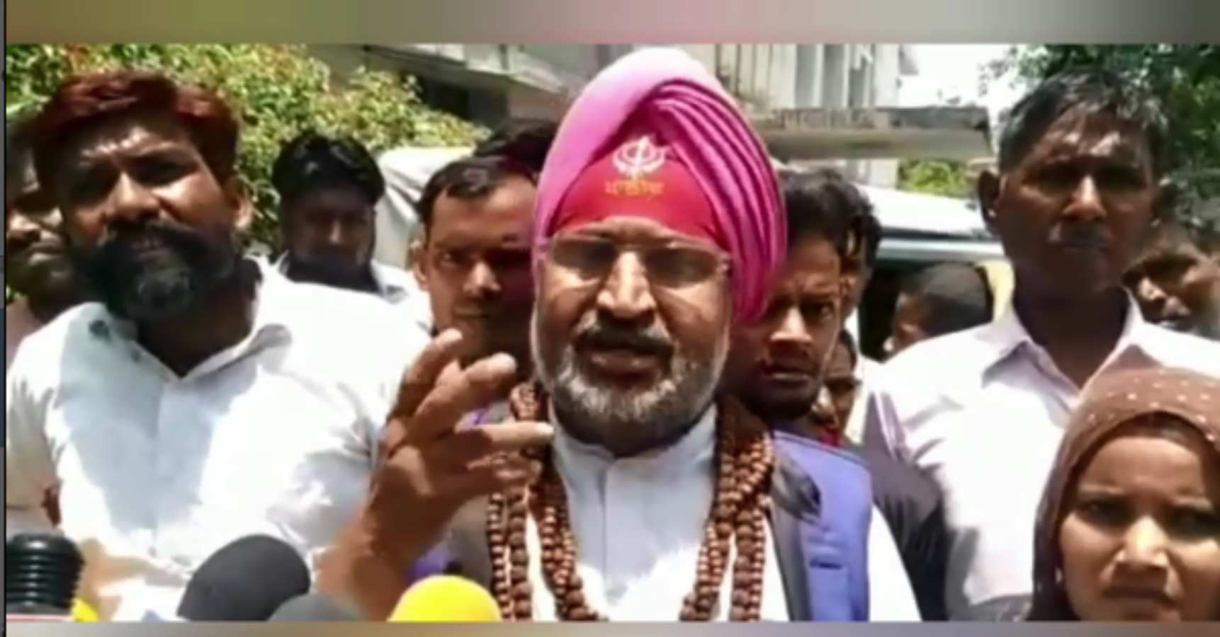 Video: ‘मनचले नहीं हो रहे गिरफ्तार तो हमारी बहू बेटियों को जेल भेज दो जहां वो
सुरक्षित रहे’, देखें वीडियो