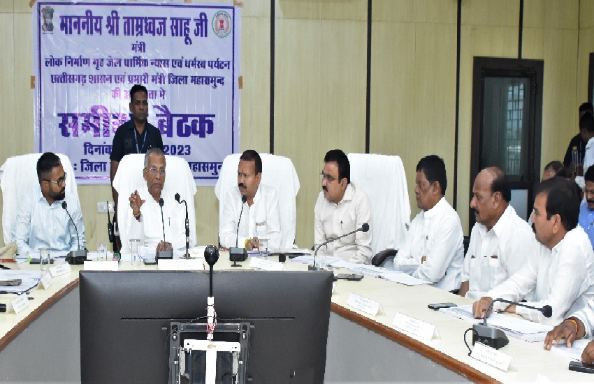 योजनाओं से हितग्राहियों को लाभ दिलाने जिम्मेदारी से काम करने पर जोर