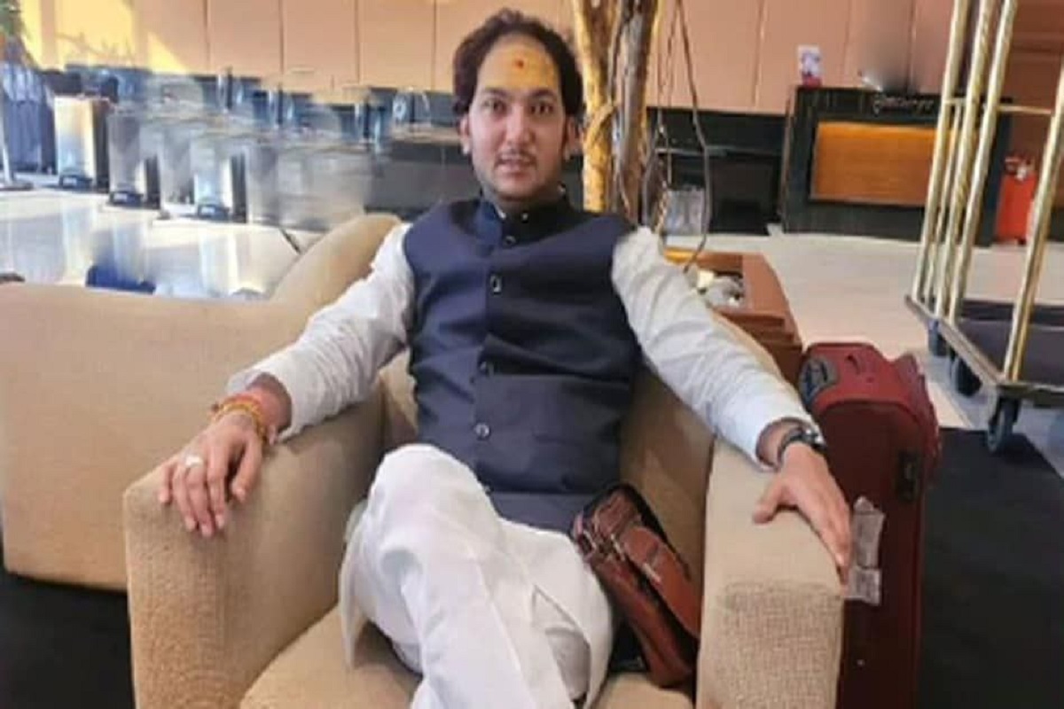 Mirzapur video: विंध्याचल धाम में दर्शन करने आई महिला से छेड़खानी, दर्शन कराने
वाले पंडा पर लगा आरोप