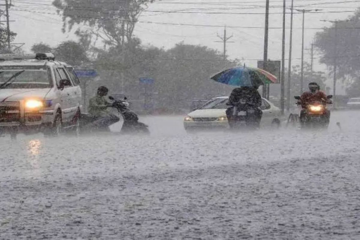UP Weather: लखनऊ से हापुड़ तक बारिश का नया अलर्ट, अगले 2 घंटे में 32 जिलों में
जोरदार बारिश!