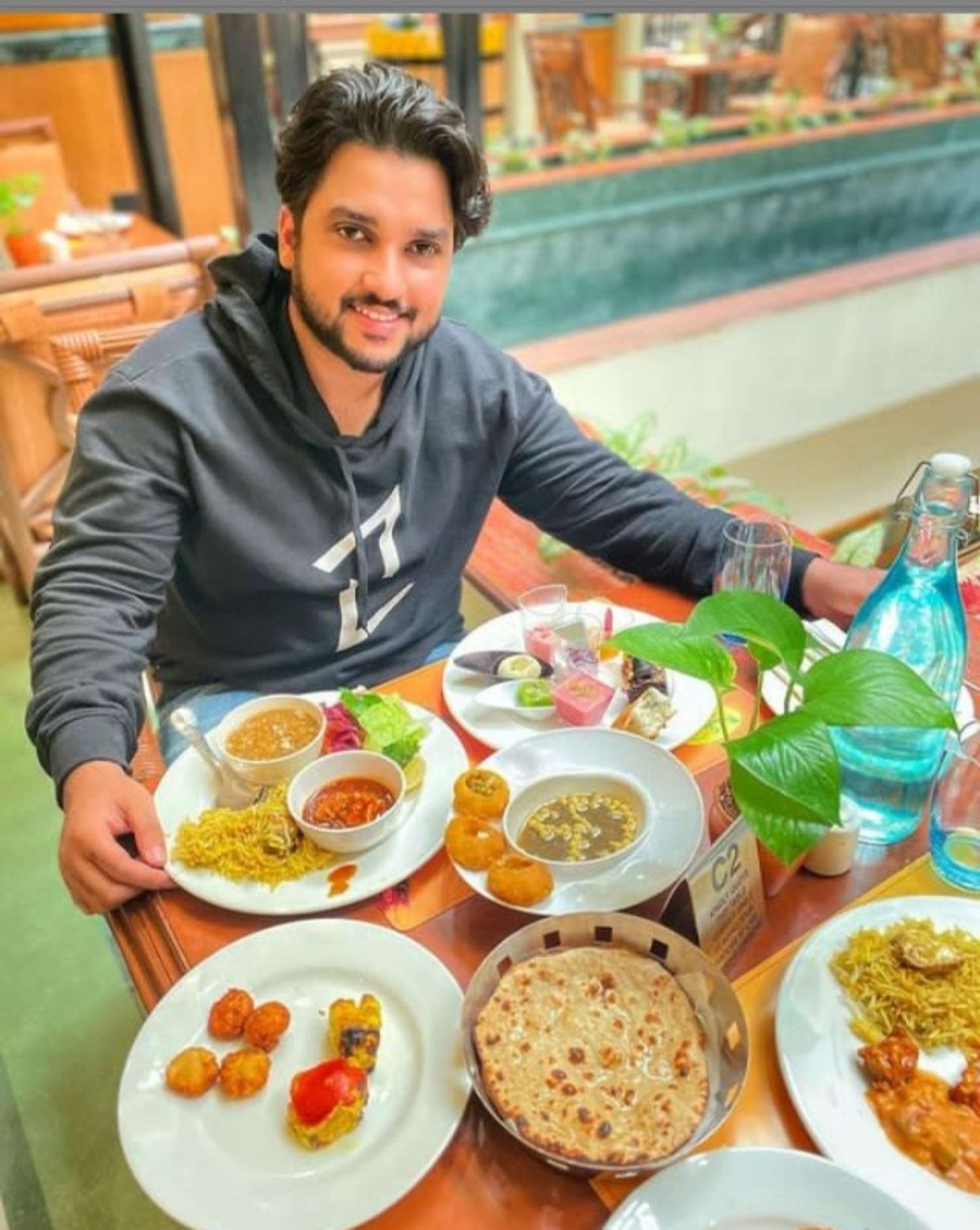 Hapur News: खाने और घूमने के शौक को करियर बनाकर कमाया इंडस्ट्री में नाम, नौचंदी के हलुआ पराठा का लिया स्वाद
