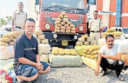 ट्रक में भूसे की बोरियों के नीचे छुपाया था करोड़ों का ये कीमती चीज, जब पुलिस ने
ली तलाशी तो देखकर उड़ गए होश - image