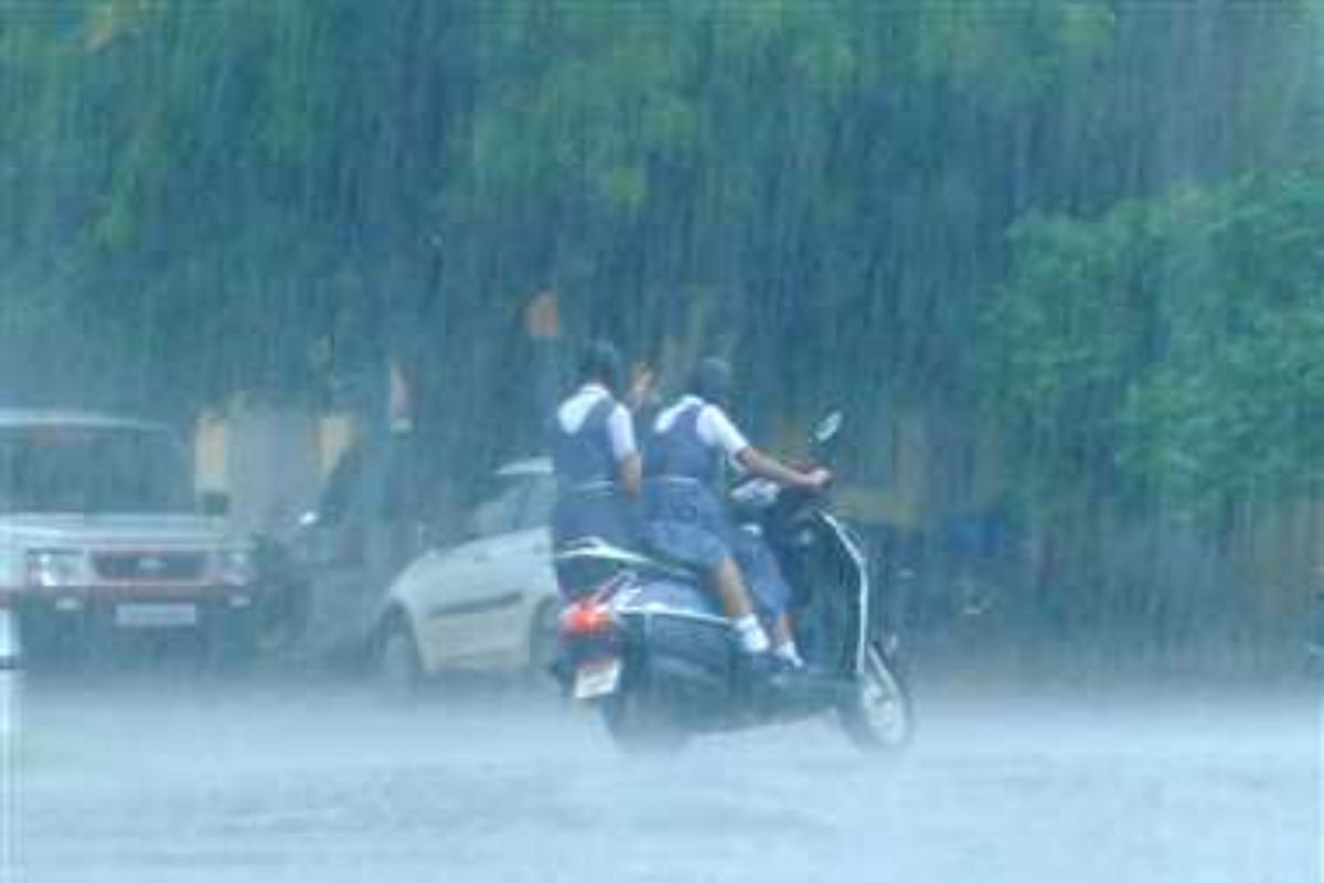 Rain Alert in UP: यूपी के 41 जिलों में 4 दिनों तक 70-80 की रफ्तार से चलेंगी
हवाएं, जबरदस्त बारिश का अलर्ट