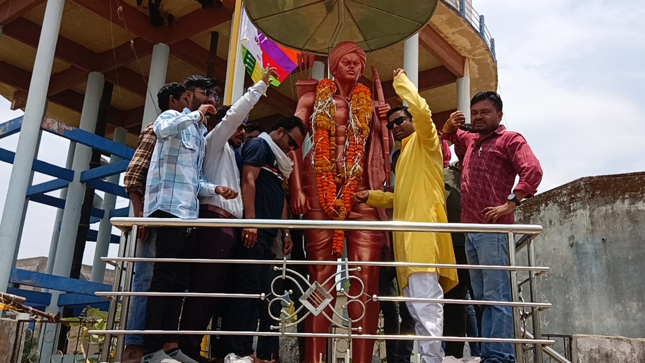 बिरसा मुंडा की पुण्यतिथि पर दी श्रद्धाजंलि