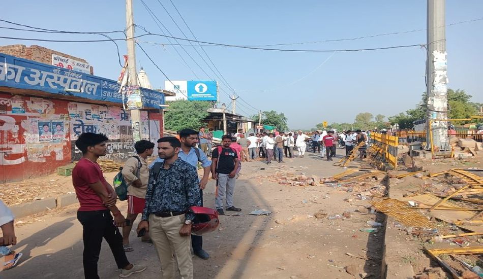 रेलिंग तोड़ दुकानों में जा घुसी सवारी बस, टैम्पों चालक की मौत