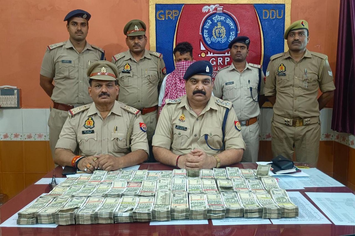 Chandauli video:जीआरपी आरपीएफ ने पकड़ा हवाला का रुपया, वाराणसी से जा रहा था
कोलकाता, जीआरपी सीओ ने किया खुलासा
