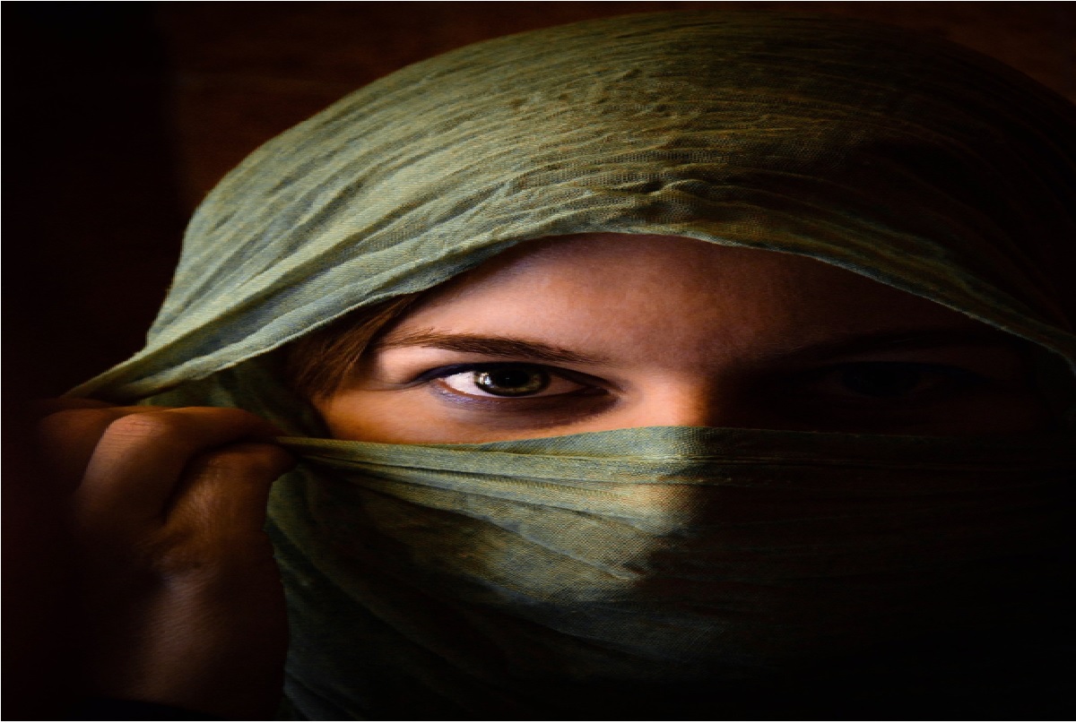 Bye-Bye Dark Circles: आंखों के नीचे है डार्क सर्कल्स? अपनाएं ये Natural Remedies