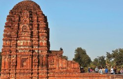 CG Tourism : एक रानी के मौन प्रेम का प्रतीक बना छत्तीसगढ़ का यह सुन्दर मंदिर ,
जानिए यह अनोखी कहानी - image