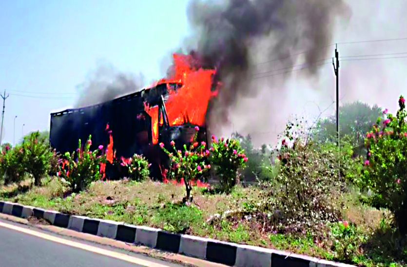 द बर्निंग ट्रक… ड्राइवर-क्लीनर ने कूदकर बचाई जान