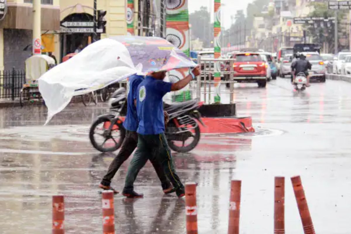 Weather Alert: देर आया, दुरुस्त आया मानसून! अब यूपी में 5 दिन धूलभरी आंधी और
बारिश का आया अलर्ट, जानें अपने शहर का हाल