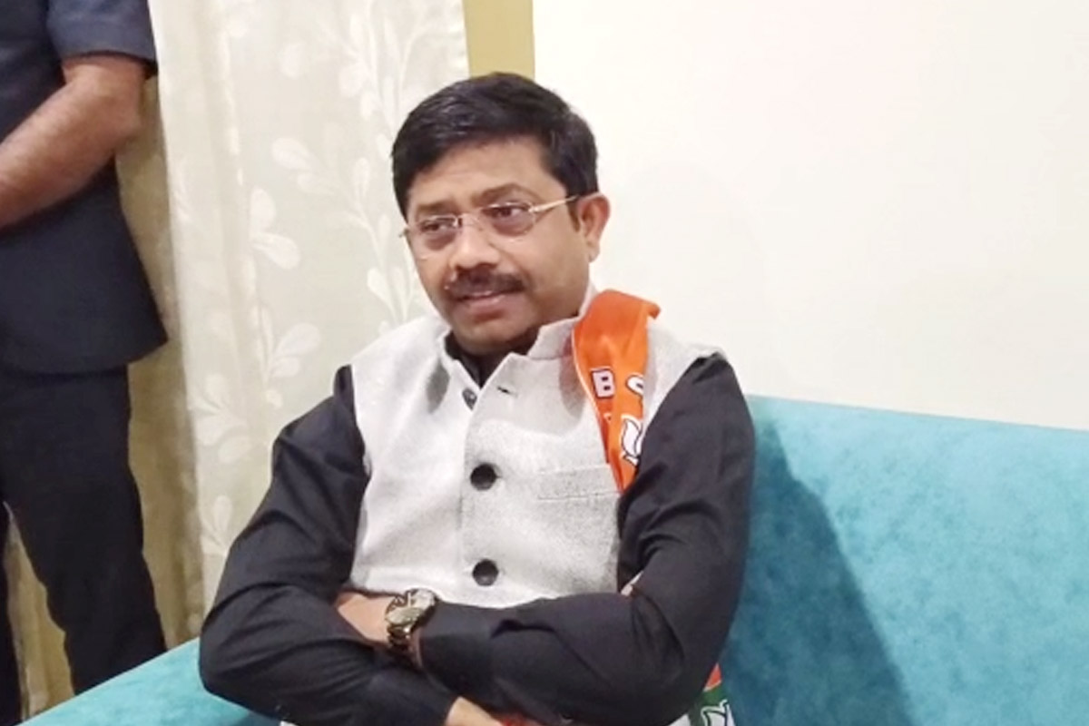 झांसी पहुंचे नंदी ने अखिलेश पर साधा निशाना, बोले- कभी कलावा बांधने में आती थी
शर्म, अब घूम रहे मंदिर-मंदिर