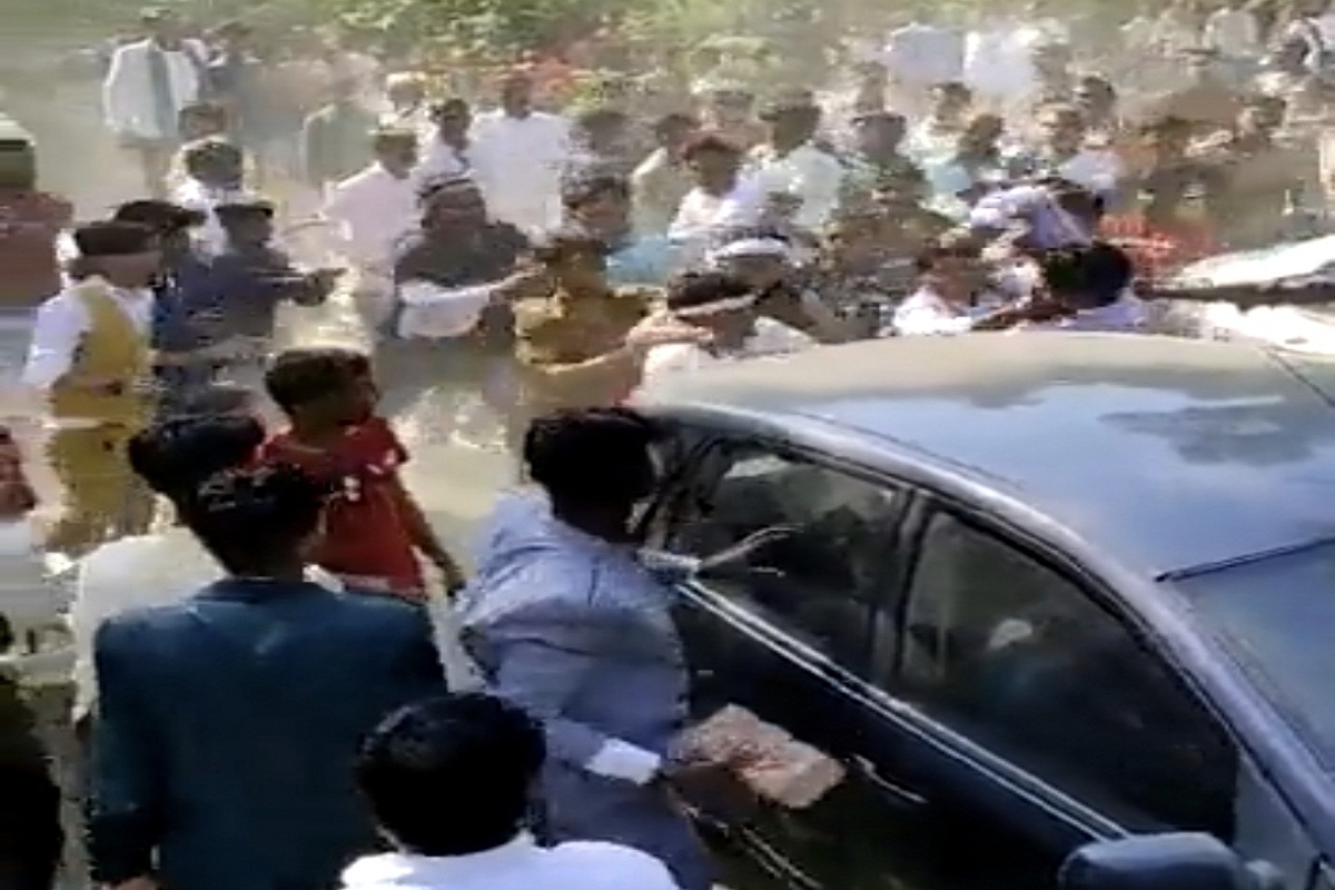 वीडियो में देखे : डीजे पर डांस करने के लिए बारातियों से भिड़े बाराती, जमकर चले
लाठी डंडे और पत्थर