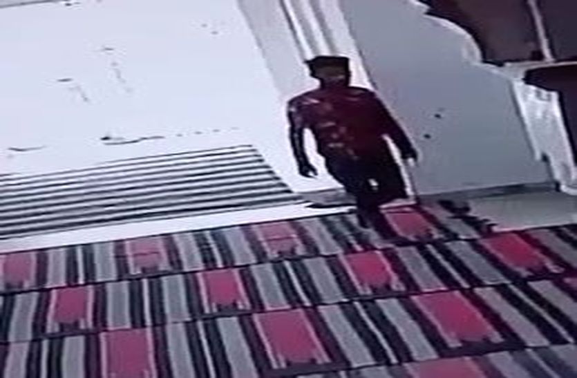 दरगाह में हथियार लेकर पहुंचा युवक, सीसीटीवी में कैद हुई घटना