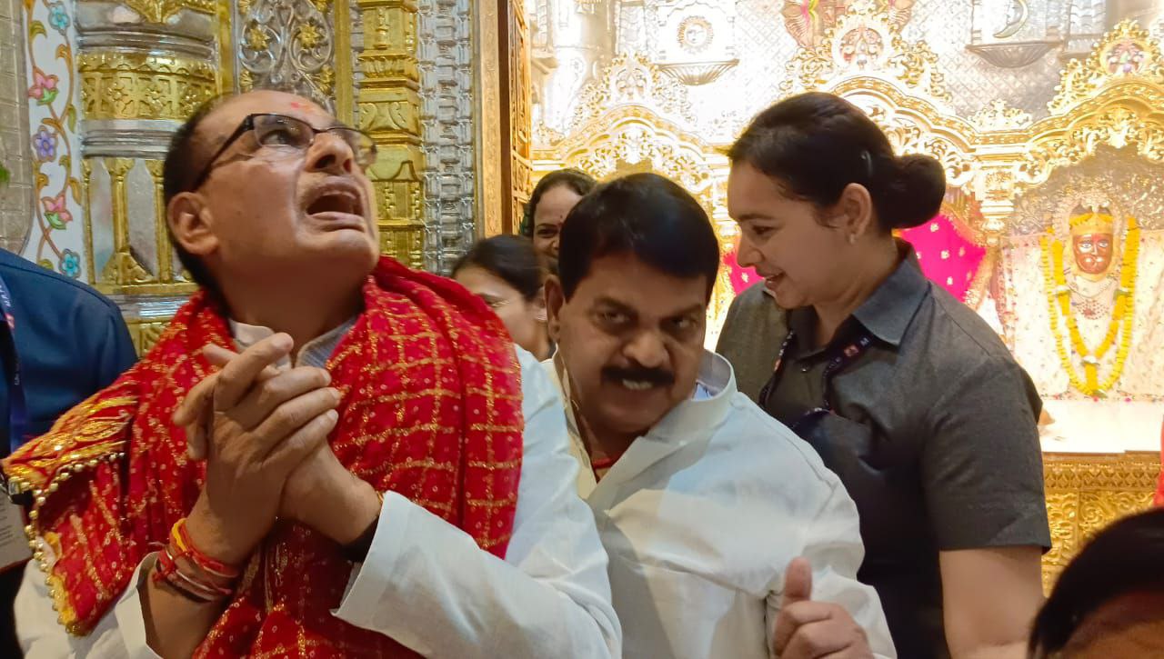 जबलपुर पहुंचे मुख्यमंत्री शिवराज, लाड़ली बहना सम्मेलन में जाने से पहले बड़ी
खेरमाई मंदिर में जाकर लिया आशीर्वाद