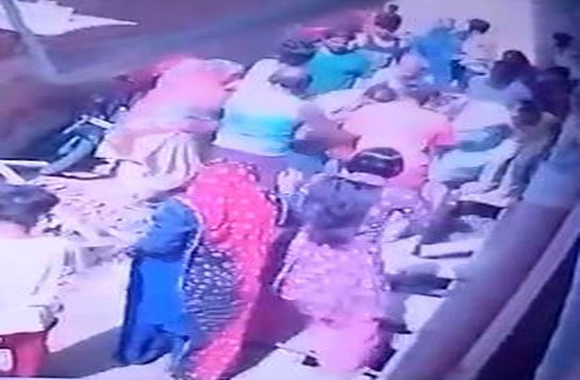VIDEO: घर में घुसकर तलवार व ईंटों से किया हमला, सामने आया वीडियो