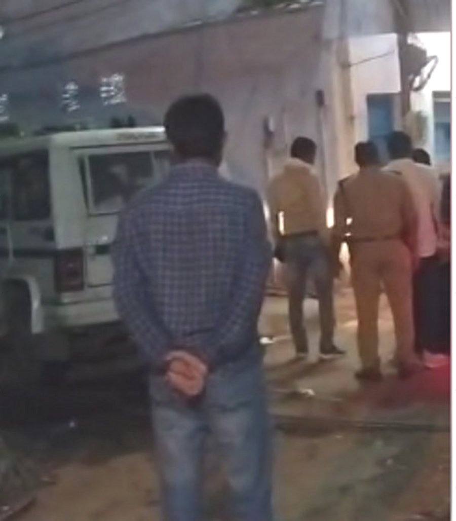 पुलिस ने देर रात नकली नोटों के साथ युवक को हिरासत में लिया