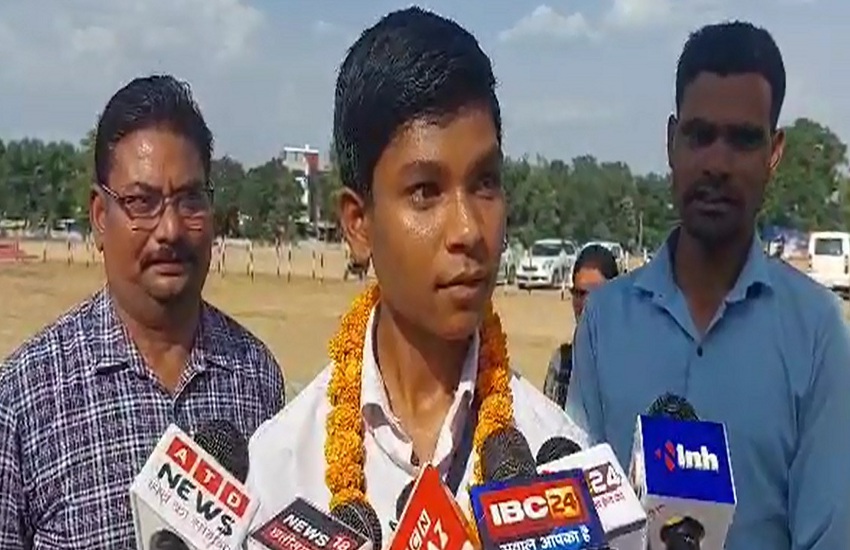 Video Story : हेलीकॉप्टर राइडिंग के बाद स्टूडेंट्स ने सीएम भूपेश बघेल को किया
धन्यवाद