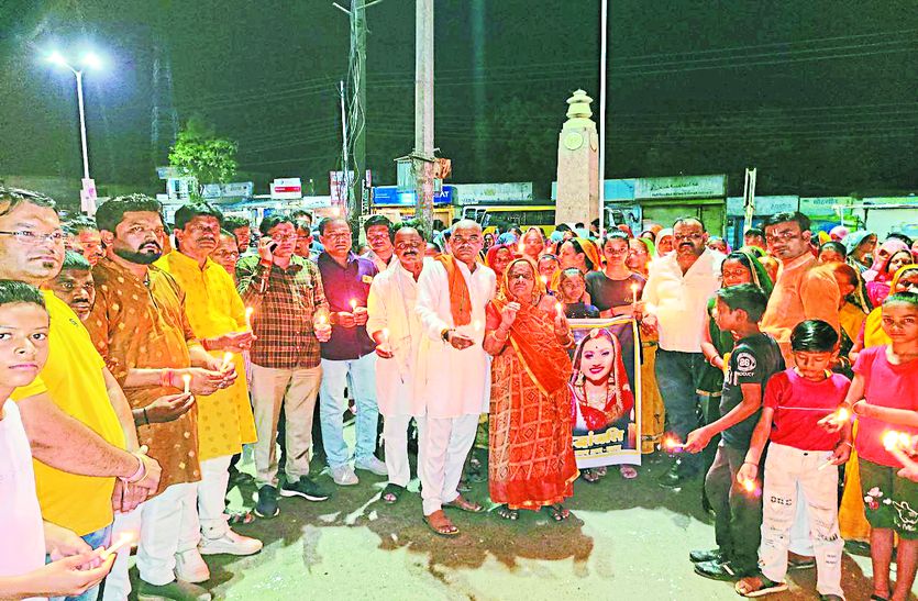 समाज की बेटी को कैंडल मार्च निकालकर दी श्रद्धांजलि