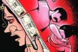 Teen Talaq: दहेज में नहीं मिली बुलेट तो बीबी को दिया तलाक, डेढ़ साल पहले हुआ था
निकाह - image