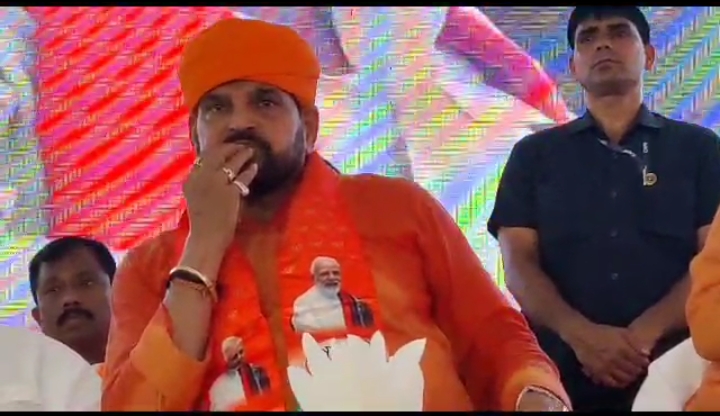 वीडियो : बृजभूषण ने पहलवानों पर किस अंदाज में पढा शायरी, एक बार जरूर सुने