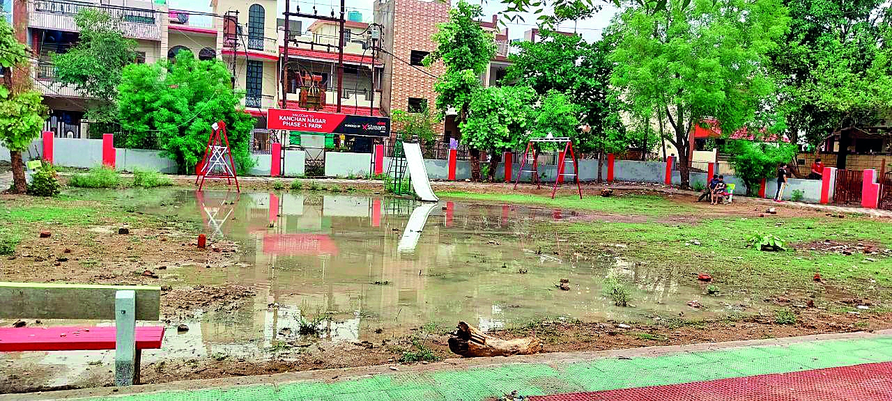 पार्क में मिट्टी नहीं डाले जाने से थोड़ी सी बारिश में ही बन जाता है तालाब
