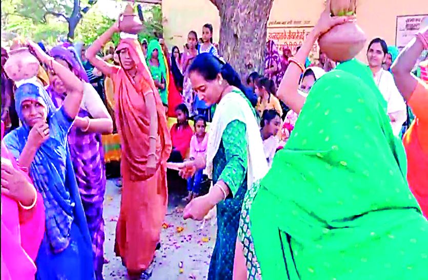 एक हजार की खुशियां…. समारोह स्थल पर नाचते-झूमते पहुंची लाडली बहना