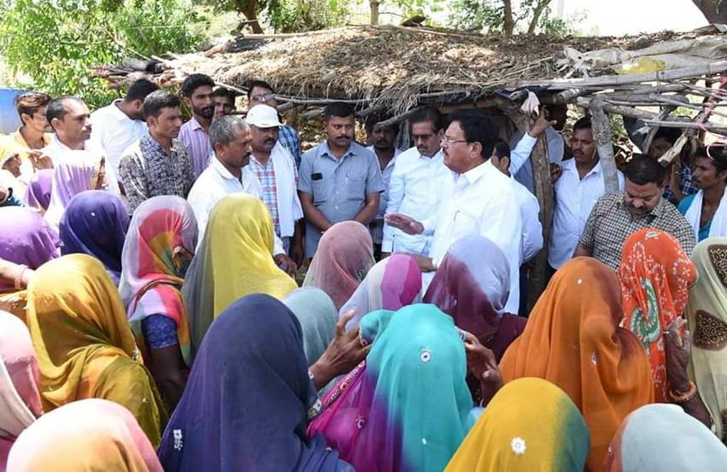 नरेगाकर्मियों से मिले, अधिकारियों को दिए निर्देश