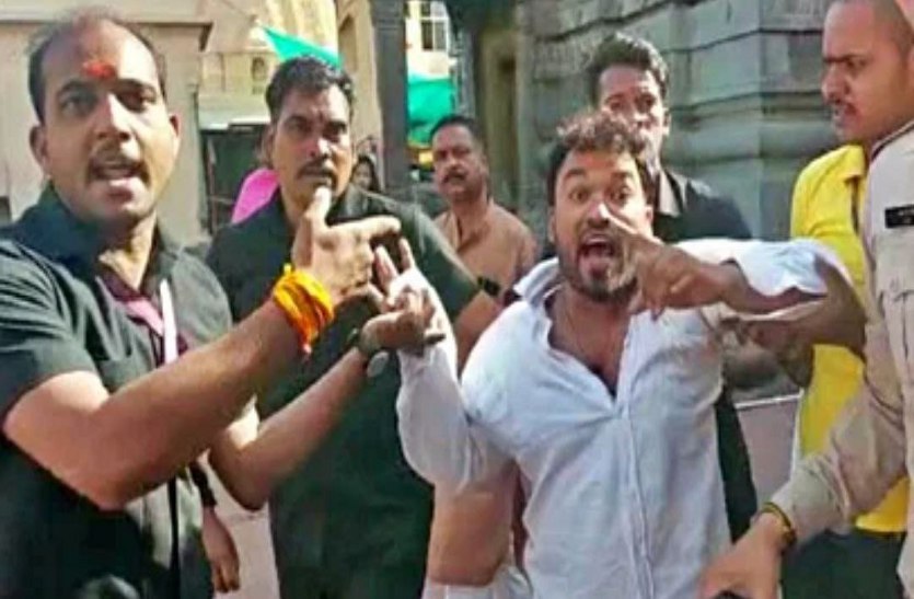 महाकाल मंदिर में पत्नी, बेटी संग दर्शन करने आए श्रद्धालु व सुरक्षा गार्ड में
मारपीट
