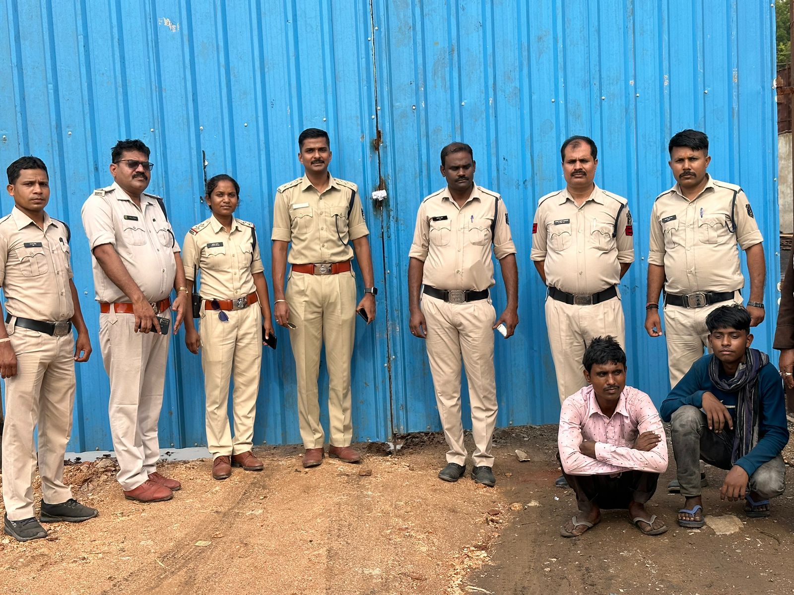 Video story; पुलिस टीम ने छापे के बाद शहर के चार कबाड़ गोदाम किए सील
