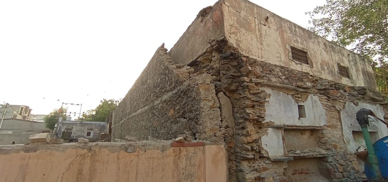 दरार ने बढ़ाई चिंता, स्वास्थ्य शाखा का कक्ष बदला