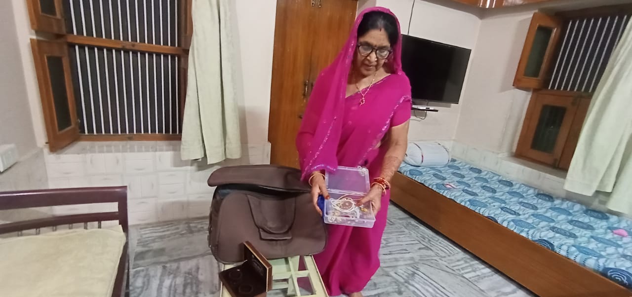 दस लाख के जेवर और नकदी उड़ाई