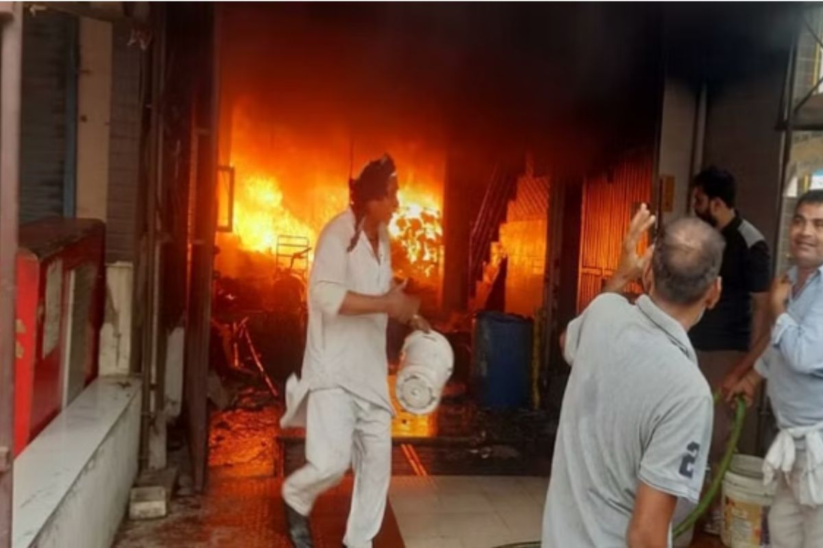 गाजियाबाद में टेंट की दुकान और मकान में लगी भीषण आग, मां-बेटी की मौत, 8 को बचाया