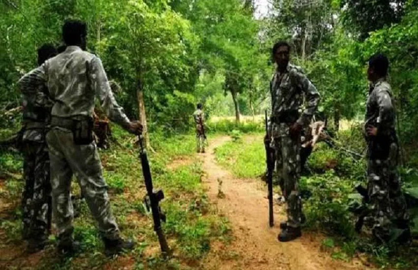 CG Naxal Attack : कांकेर में नक्सली मुठभेड़: जवानों ने एक महिला नक्सली को किया
ढेर, रायफल बरामद