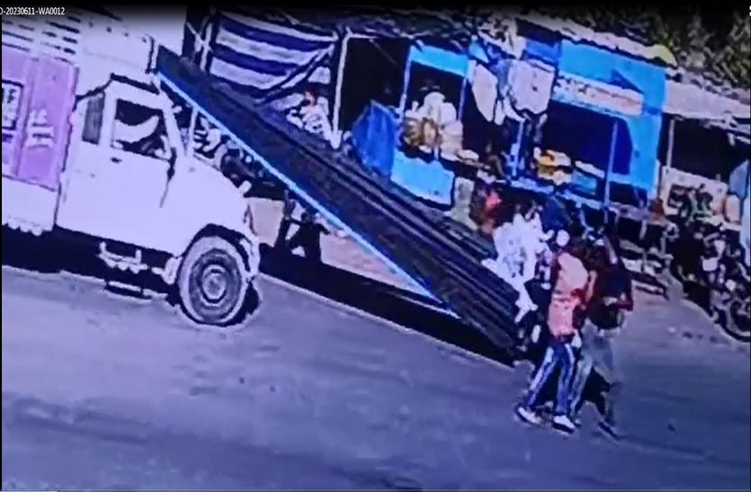 रोंगटे खड़े करने वाला वीडियो…. ब्रेक लगाते ही बाइक पर बैठी महिला की कमर में जा
घुसा चद्दर